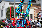 Der Negros y Blancos-Karneval in Pasto, Kolumbien, ist ein lebhaftes kulturelles Spektakel, das sich mit einem Ausbruch von Farben, Energie und traditioneller Inbrunst entfaltet