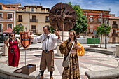Schauspieler, die Don Quijote de la Mancha spielen, ziehen durch das Stadtzentrum von Alcala de Henares, Madrid, Spanien