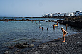 Beliebte Naturschwimmbecken in Punta Mujeres, ein Dorf in der Gemeinde Haria, Lanzarote, Spanien