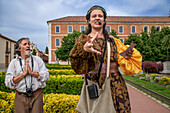 Schauspieler, die Don Quijote de la Mancha spielen, fahren durch das Stadtzentrum von Alcala de Henares, Madrid Spanien