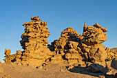 Fantastisch erodierte Sandsteinformationen bei Sonnenuntergang in der Fantasy Canyon Recreation Site, nahe Vernal, Utah