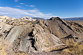 Split Mountain hinter den Kämmen einer Anitkline im Dinosaur National Monument bei Jensen, Utah