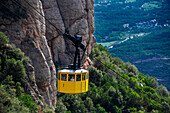 Die gelbe Kabine der Aeri de Montserrat, einer Seilbahn, die Besucher zum Kloster Santa Maria hinaufbringt, in Barcelona, Katalonien, Spanien