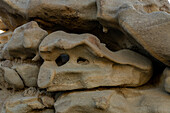 Geschmolzene, wachsartige Erosionsmuster in den Sandsteinformationen in der Fantasy Canyon Recreation Area, in der Nähe von Vernal, Utah