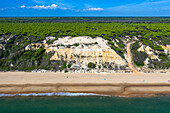 Luftaufnahme von Fontanilla Strand Sand und Klippen, Mazagon, Costa de la Luz, Provinz Huelva, Andalusien, Spanien, Europa