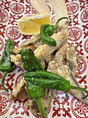 Fried anchovies with green peppers