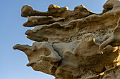 Geschmolzene, wachsähnliche Erosionsmuster in den Sandsteinformationen in der Fantasy Canyon Recreation Area, in der Nähe von Vernal, Utah
