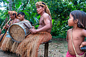 Flötentrommelmusik der Yagua-Indianer, die in der Nähe der amazonischen Stadt Iquitos, Peru, ein traditionelles Leben führen