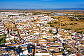 Luftaufnahme der weißen Häuser in der Altstadt von Carmona Sevilla Andalusien Südspanien
