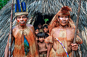 Yagua-Indianerfamilie, die in der Nähe der amazonischen Stadt Iquitos, Peru, ein traditionelles Leben führt