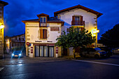 Restaurant und Hauptplatz im Dorf Sare, Pyrenees Atlantiques, Frankreich, ausgezeichnet mit Les Plus Beaux Villages de France (Die schönsten Dörfer Frankreichs)