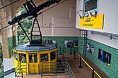 Die gelbe Kabine der Aeri de Montserrat, einer Seilbahn, die Besucher zum Kloster Santa Maria hinaufbringt, in Barcelona, Katalonien, Spanien