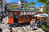 Dorfzentrum von Soller. Alte Straßenbahn im Dorf Soller. Die Straßenbahn verkehrt auf einer Strecke von 5 km vom Bahnhof im Dorf Soller zum Puerto de Soller, Soller Mallorca, Balearen, Spanien, Mittelmeer, Europa