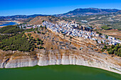 Luftaufnahme des Dorfes Iznajar und des Stausees in der Provinz Cordoba, Andalusien, Südspanien