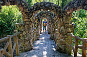 Artigas-Gärten oder Jardins Artigas, entworfen von Antoni Gaudí. Blick auf die Bogenbrücke in La Pobla de Lillet, Katalonien, Spanien