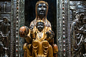 Die Schwarze Jungfrau ist eine hoch angesehene Skulptur der Jungfrau Maria mit dem Kind, die in der Benediktinerabtei Santa Maria de Montserrat, Monistrol de Montserrat, Barcelona, Katalonien, Spanien aufbewahrt wird