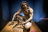 Lebensgroße Skulptur des Homo heidelbergensis im Inneren des Archäologischen Museums der Region Madrid in Alcala de Henares, Provinz Madrid, Spanien