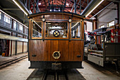 Garage Train de la Rhune in Sare, Frankreich. Der Berg La Rhun an der Grenze zu Spanien, Frankreich. Gleise der historischen Standseilbahn von 1924 auf den Gipfel des Berges La Rhune, 905m, Baskenland, Pyrenäen