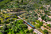Luftaufnahme in der Nähe des Dorfes Soller. Landschaft des Tren de Soller, historischer Zug, der Palma de Mallorca mit Soller verbindet, Mallorca, Balearen, Spanien, Mittelmeer, Europa