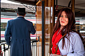 Fahrgäste im Erdbeerzug, der vom Bahnhof Madrid Delicias nach Aranjuez fährt Madrid, Spanien