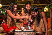 Yagua-Stamm in der Nähe von Iquitos, Amazonien, Peru. Yaguas aus dem Dorf Indiana führen vor, wie Masato, ein alkoholisches Getränk, das durch das Fermentieren von Kau- und Maniokwurzeln hergestellt wird, produziert wird