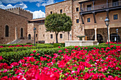 Gärten im Inneren der Burg Siguenza, die im 12. Jahrhundert von Arabern erbaut wurde und heute als Parador Nacional de Turismo dient, Guadalajara, Kastilien-La Mancha, Spanien