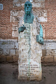 Skulptur des spanischen Schriftstellers Luis Astrana 1997 in Alcala de Henares, Provinz Madrid, Spanien