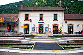 Bahnhof Vilafranca de Conflent. Der Gelbe Zug oder Train Jaune, Pyrénées-Orientales, Languedoc-Roussillon, Frankreich