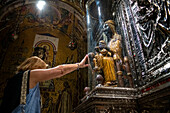Die Schwarze Jungfrau ist eine hoch angesehene Skulptur der Jungfrau Maria mit dem Kind in der Benediktinerabtei Santa Maria de Montserrat, Monistrol de Montserrat, Barcelona, Katalonien, Spanien