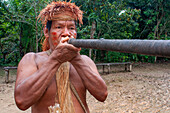 Jagd auf Blasrohrpfeile, Yagua-Indianer leben ein traditionelles Leben in der Nähe der Amazonasstadt Iquitos, Peru