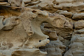 Geschmolzene, nach Wachs aussehende Erosionsmuster in den Sandsteinformationen in der Fantasy Canyon Recreation Area in der Nähe von Vernal, Utah