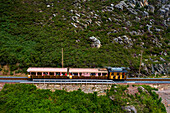 Luftaufnahme der Zahnradbahn Petit train de la Rhune in Frankreich, die zum Gipfel des Berges La Rhun an der Grenze zu Spanien führt