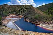 Blutrotes mineralhaltiges Wasser des Rio Tinto Flusses im Minengebiet Minas de Riotinto. Der sehr rote Rio Tinto (Fluss Tinto), Teil des Rio Tinto Minenparks (Minas de Riotinto), Provinz Huelva, Spanien