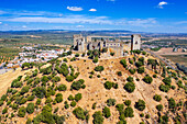 Luftaufnahme der Burg Almodovar del Rio in Vega del río Guadalquivir in der Provinz Cordoba, Andalusien, Südspanien