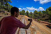 Menschen im touristischen Zug, der für eine Fahrt durch das Bergbaugebiet RioTinto genutzt wird, Provinz Huelva, Spanien