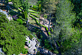 Luftaufnahme der von Antoni Gaudí entworfenen Artigas Gärten oder Jardins Artigas. Blick auf die Bogenbrücke in La Pobla de Lillet, Katalonien, Spanien