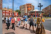 Schauspieler, die Don Quijote de la Mancha durch das Stadtzentrum von Alcala de Henares, Madrid, Spanien, spielen