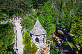 Luftaufnahme der von Antoni Gaudí entworfenen Artigas Gärten oder Jardins Artigas. Blick auf die Bogenbrücke in La Pobla de Lillet, Katalonien, Spanien