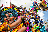 Der Karneval der Negros y Blancos in Pasto, Kolumbien, ist ein lebhaftes kulturelles Spektakel, das sich mit einem Übermaß an Farben, Energie und traditioneller Inbrunst entfaltet