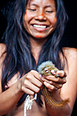 Kleines Zwergseidenäffchen, traditionelles Leben der Yagua-Indianer in der Nähe der amazonischen Stadt Iquitos, Peru