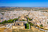 Luftaufnahme der Altstadt von Osuna, der Universitätsschule und des Kollegs Santa Maria von Osuna, Sevilla Andalusien, Spanien