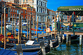 Gondelhaltestelle mit Touristen auf dem Canal Grande, neben der Fondamenta del Vin, Venedig, UNESCO, Veneto, Italien, Europa