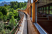 Landschaft aus dem Fenster des Tren de Soller, historischer Zug, der Palma de Mallorca mit Soller verbindet, Mallorca, Balearen, Spanien, Mittelmeer, Europa
