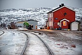 Bahnhof Lønsdal, Nordland, Norwegen. Polarkreiszug von Bodo nach Trondheim