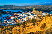 Luftaufnahme von Arcos de la Fontera, Kirche San Pedro und die umliegende Landschaft, Arcos De la Fontera, Provinz Cadiz, Andalusien, Spanien