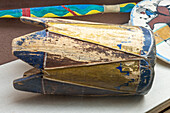 Eine indianische Zuni-Trommel, die aus einem ausgehöhlten Baumstamm hergestellt wurde. Prähistorisches Museum, Price, Utah