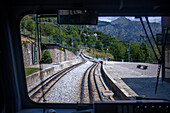 Blick aus dem Fenster. Zahnradbahn Cremallera de Núria im Tal Vall de Núria, Pyrenäen, Nordkatalonien, Spanien, Europa