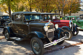 Ein Ford und ein Citroën Oldtimer bei einem Autofestival in San Lorenzo de El Escorial, Madrid