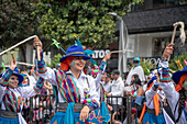 Verschiedene Choreografiegruppen laufen am zweiten Tag des Karnevals der Schwarzen und Weißen durch die Straßen. Pasto, Nariño, 3. Januar 2024