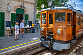 Bahnhof von Buñola. Tren de Soller, historischer Zug, der Palma de Mallorca mit Soller verbindet, Mallorca, Balearen, Spanien, Mittelmeer, Europa